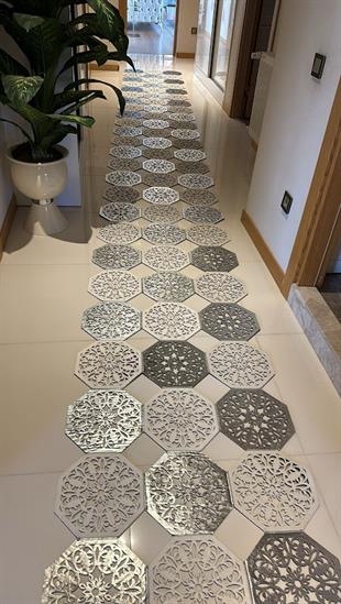 Yüzey Yapısı Deri ve Süetten Oluşan Lazer İşlemeli Dekoratif Halı