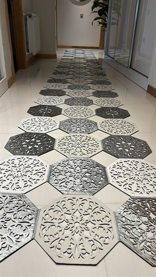 Yüzey Yapısı Deri ve Süetten Oluşan Lazer İşlemeli Dekoratif Halı