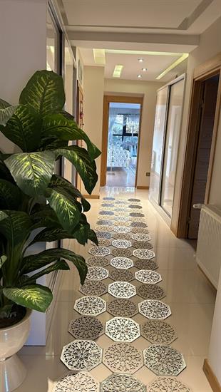 Yüzey Yapısı Deri ve Süetten Oluşan Lazer İşlemeli Dekoratif Halı