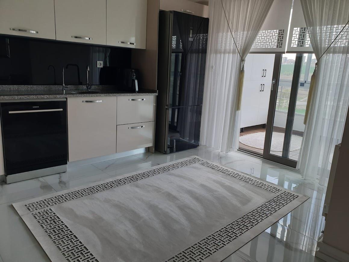 Yüzey Yapısı Deri ve Süetten Oluşan Lazer İşlemeli Dekoratif Halı