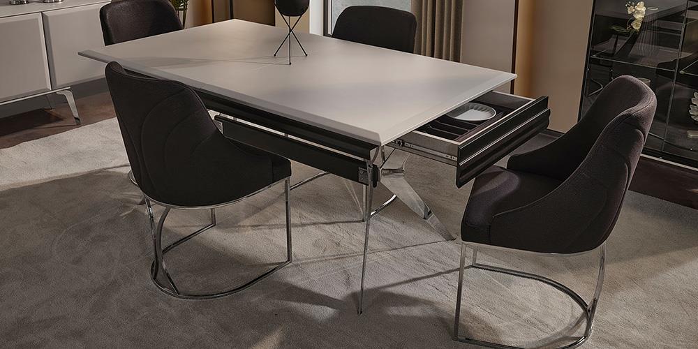 Barcelona Yemek Masası