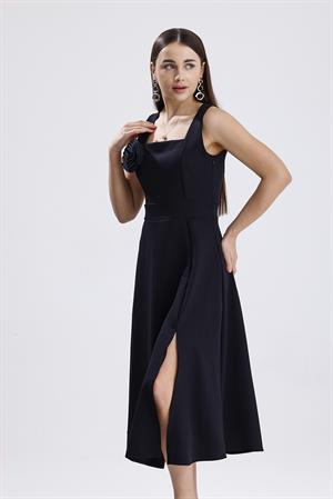 Kare Yaka Gül Detaylı Elbise - Siyah