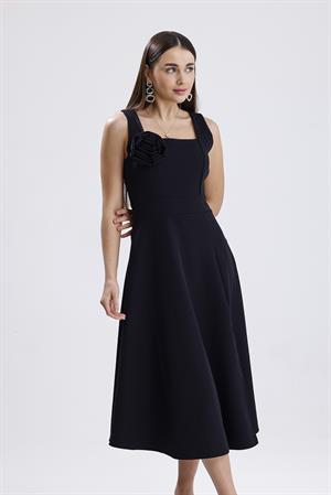 Kare Yaka Gül Detaylı Elbise - Siyah