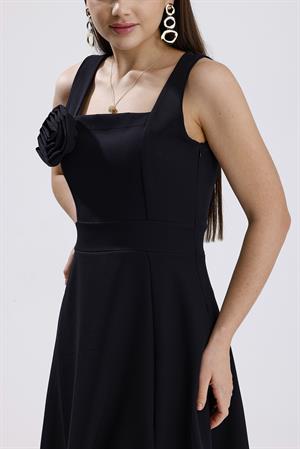 Kare Yaka Gül Detaylı Elbise - Siyah