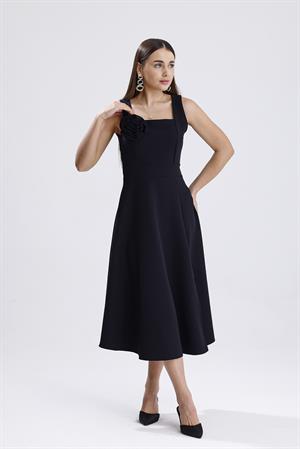 Kare Yaka Gül Detaylı Elbise - Siyah