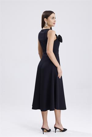 Kare Yaka Gül Detaylı Elbise - Siyah