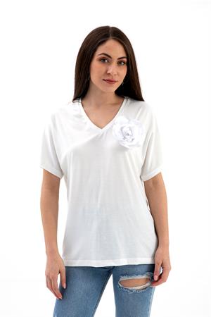 V Yaka Broş Gül Detaylı T-shirt - Beyaz