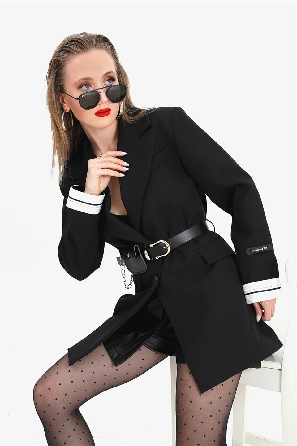 Blazer Kol ve Kemer Detaylı Atlas Kumaş Ceket - Siyah