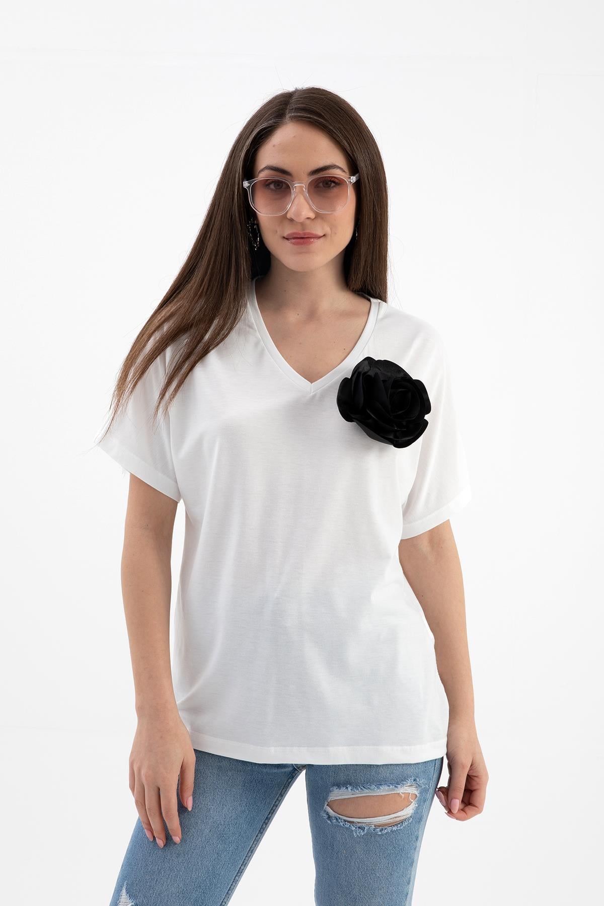 V Yaka Broş Gül Detaylı T-shirt - Siyah