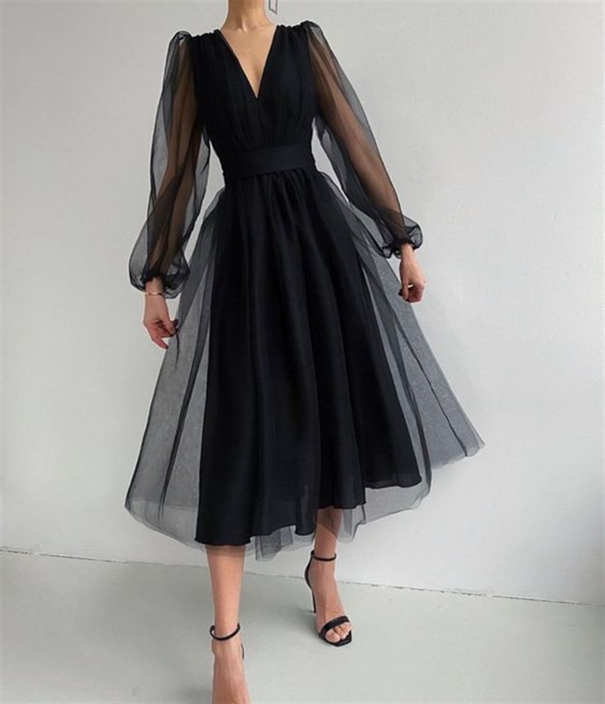 Yeni sezon v yaka kuşaklı balon kol hayal tül elbise - Siyah