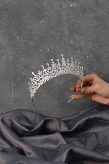 Kristal Işıltısını Yansıtan Zirkon Gelin Tacı Modelleri ve Trendler