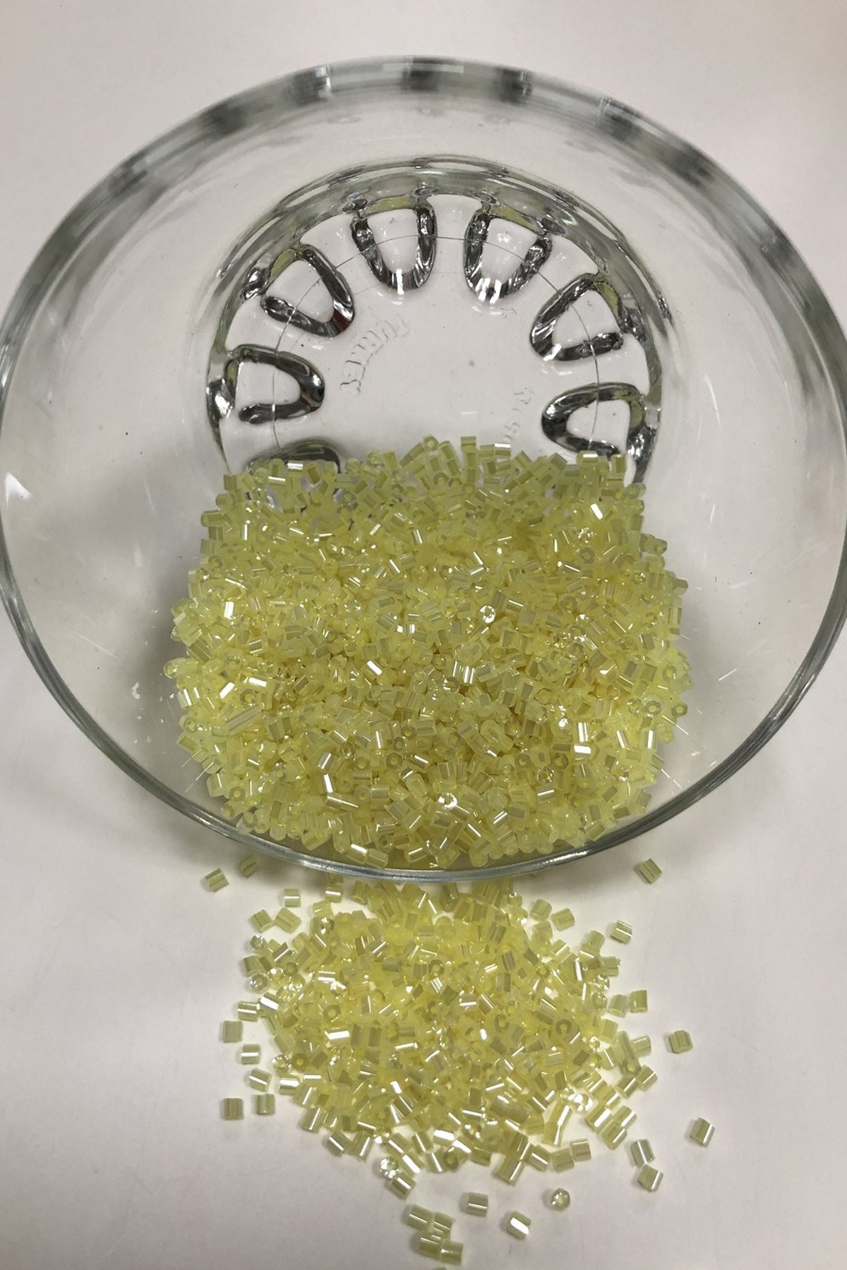 Açık Sarı Rengi Kesme Boncuk (2-2,5mm)