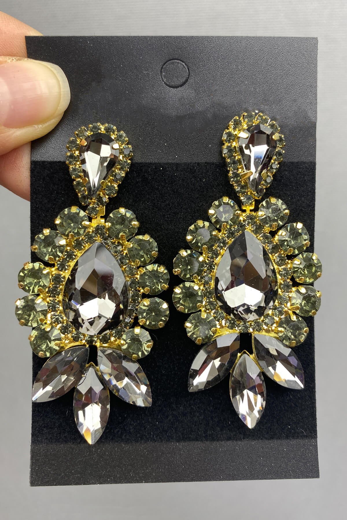 Gold Zeminli Mekik Taşlı Küpe