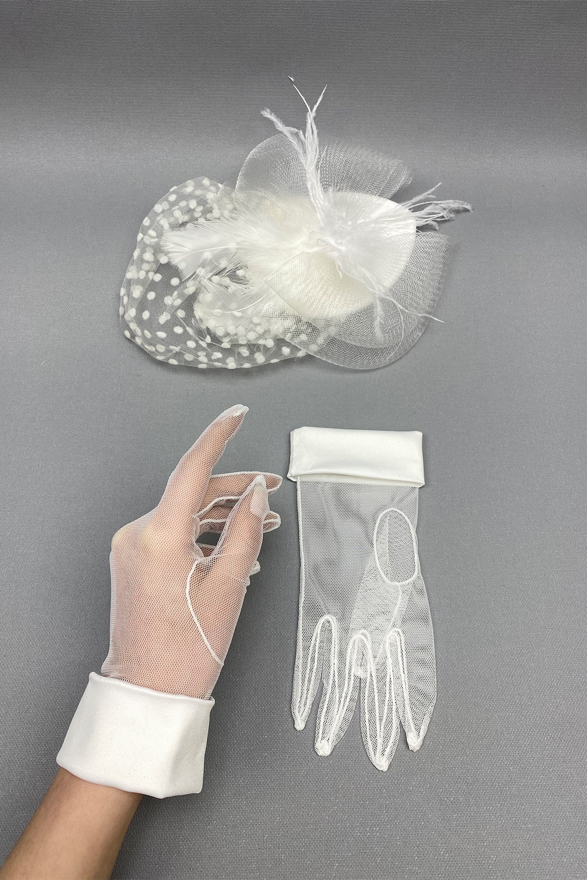 Manşetli Gelin Eldiveni ve Puantiyeli Nikah Şapkası