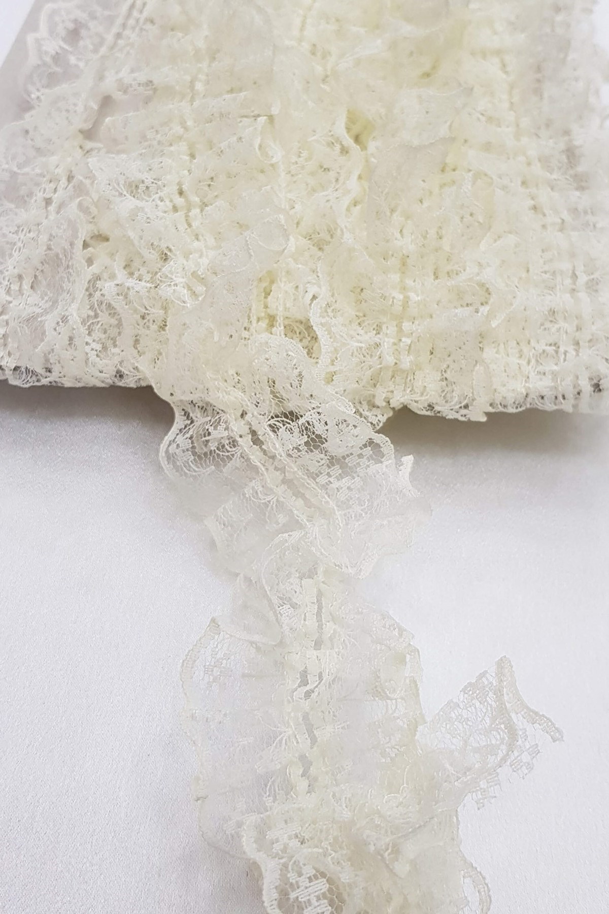   Krem Çift Taraflı Dantel Fırfır 4 cm