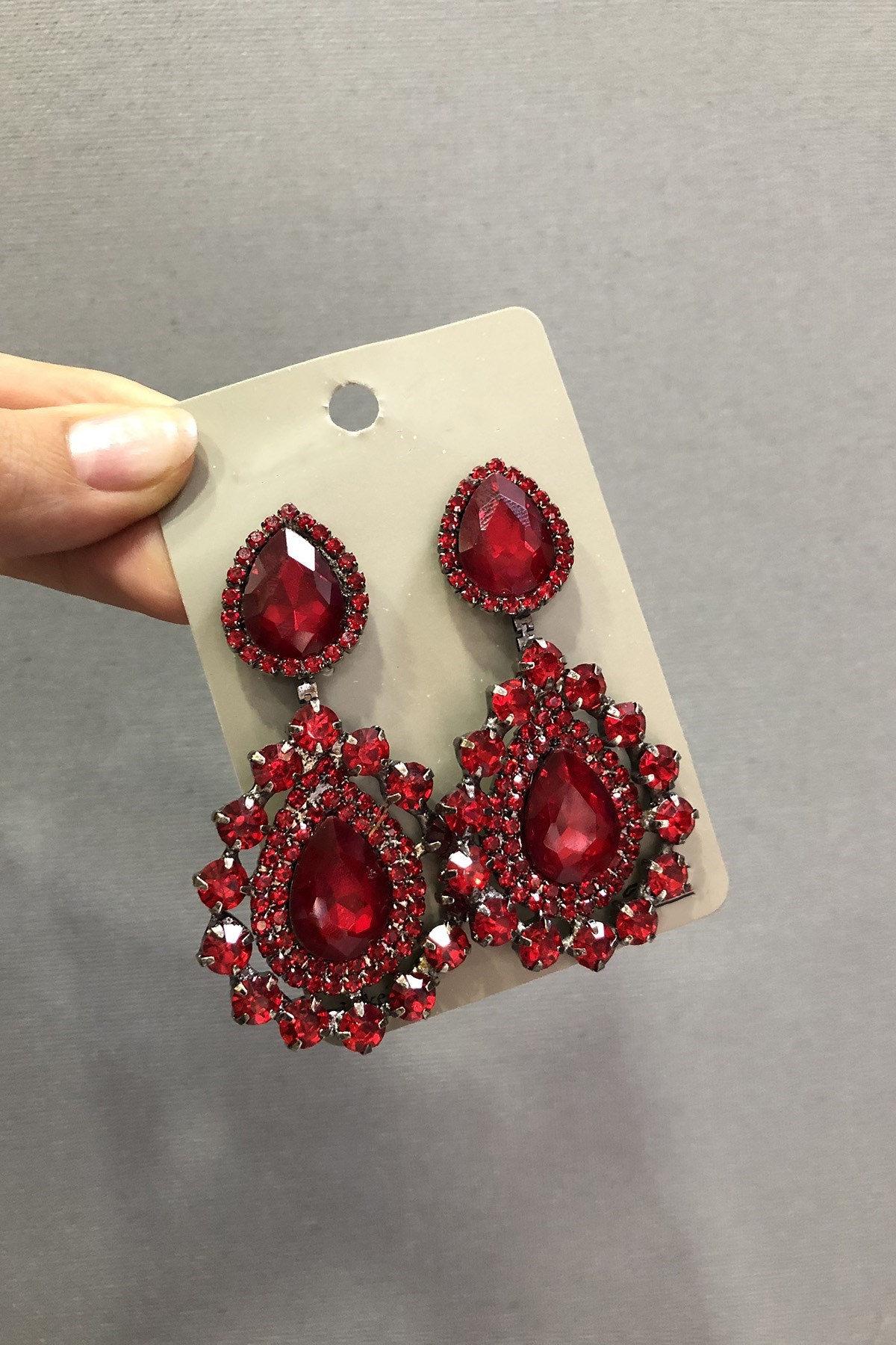 Bordo Kristal Cam Taşlı Koyu Gri Küpe