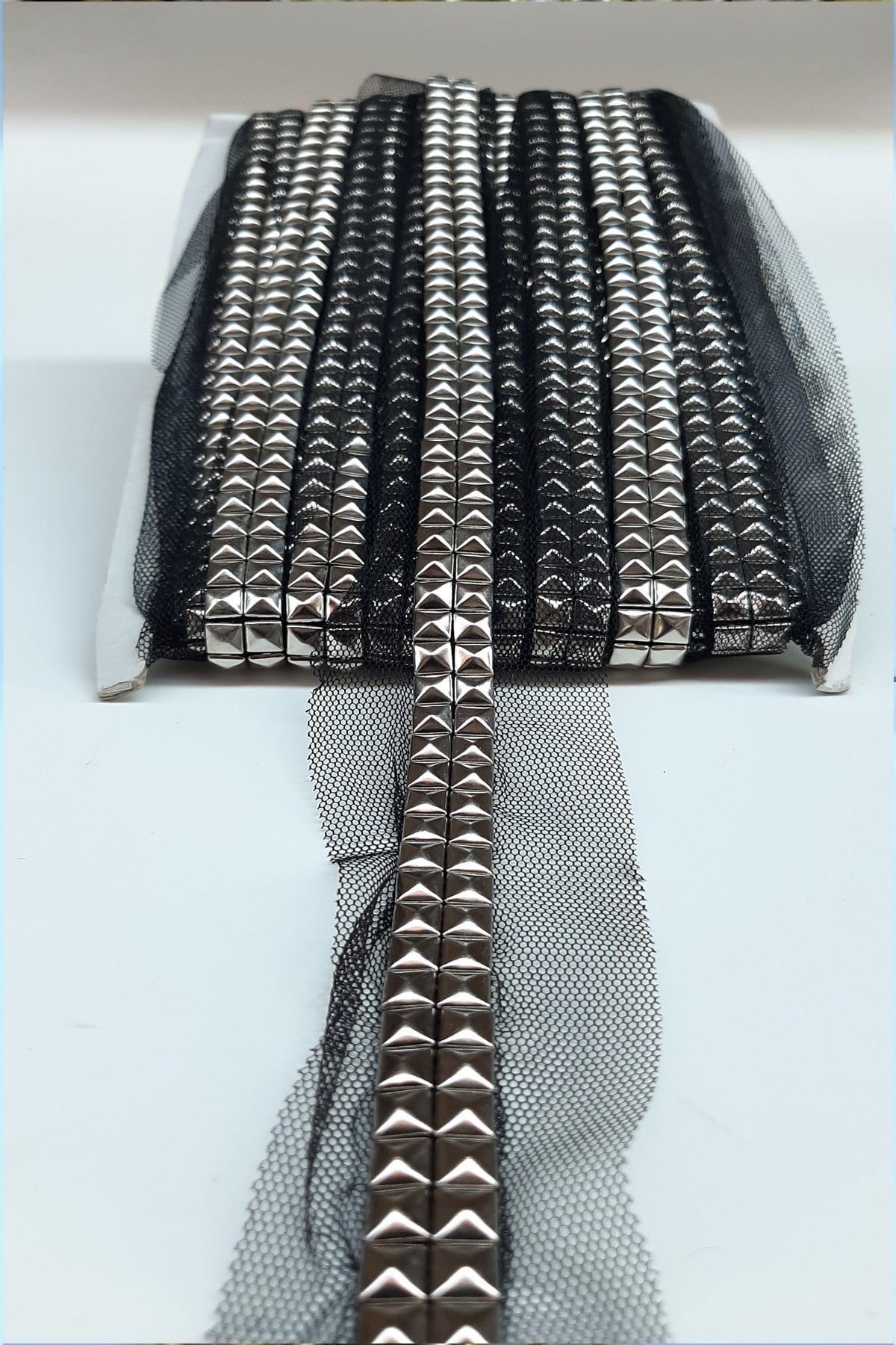 Gri Zımba Desenli İşlemeli Şerit 2Cm