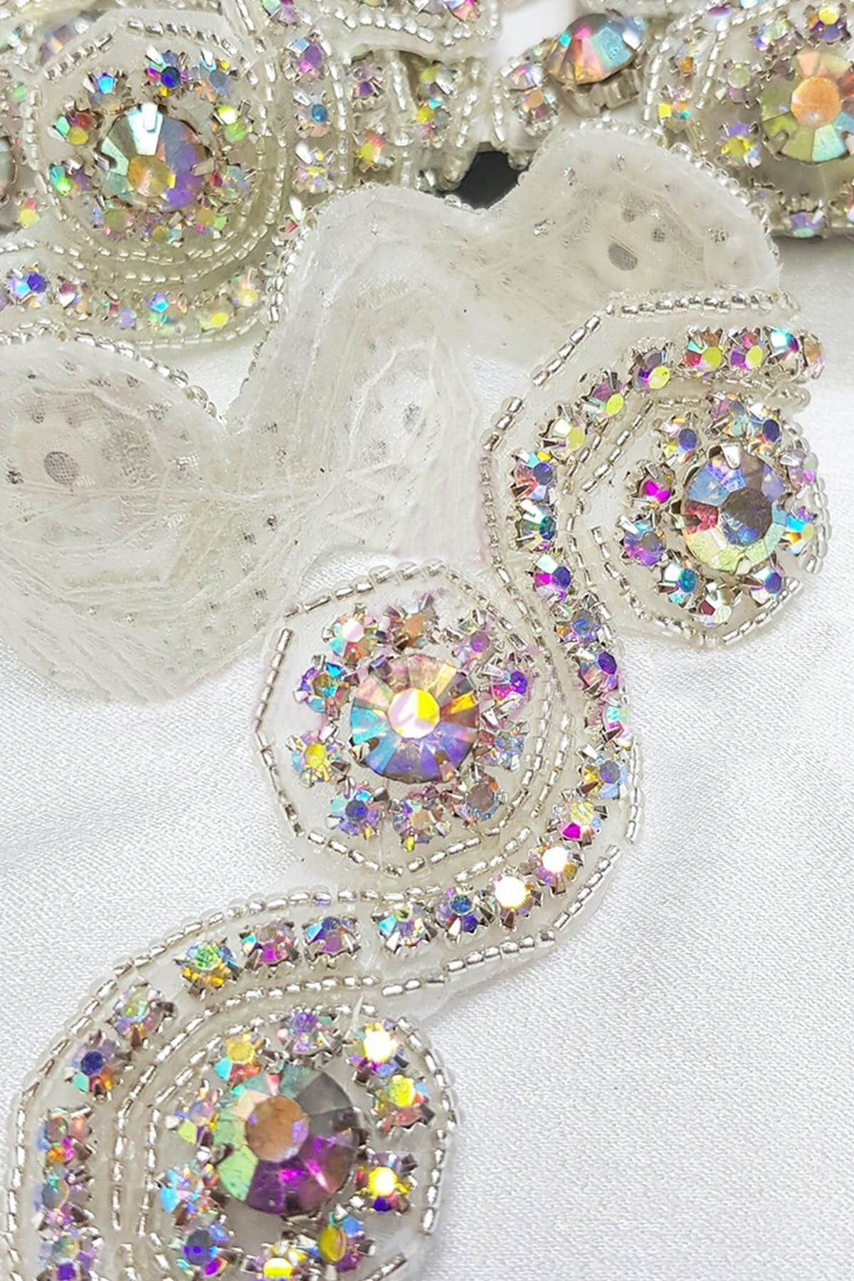 Janjanlı Dar Desenli İşlemeli Kristal Taşlı Şerit