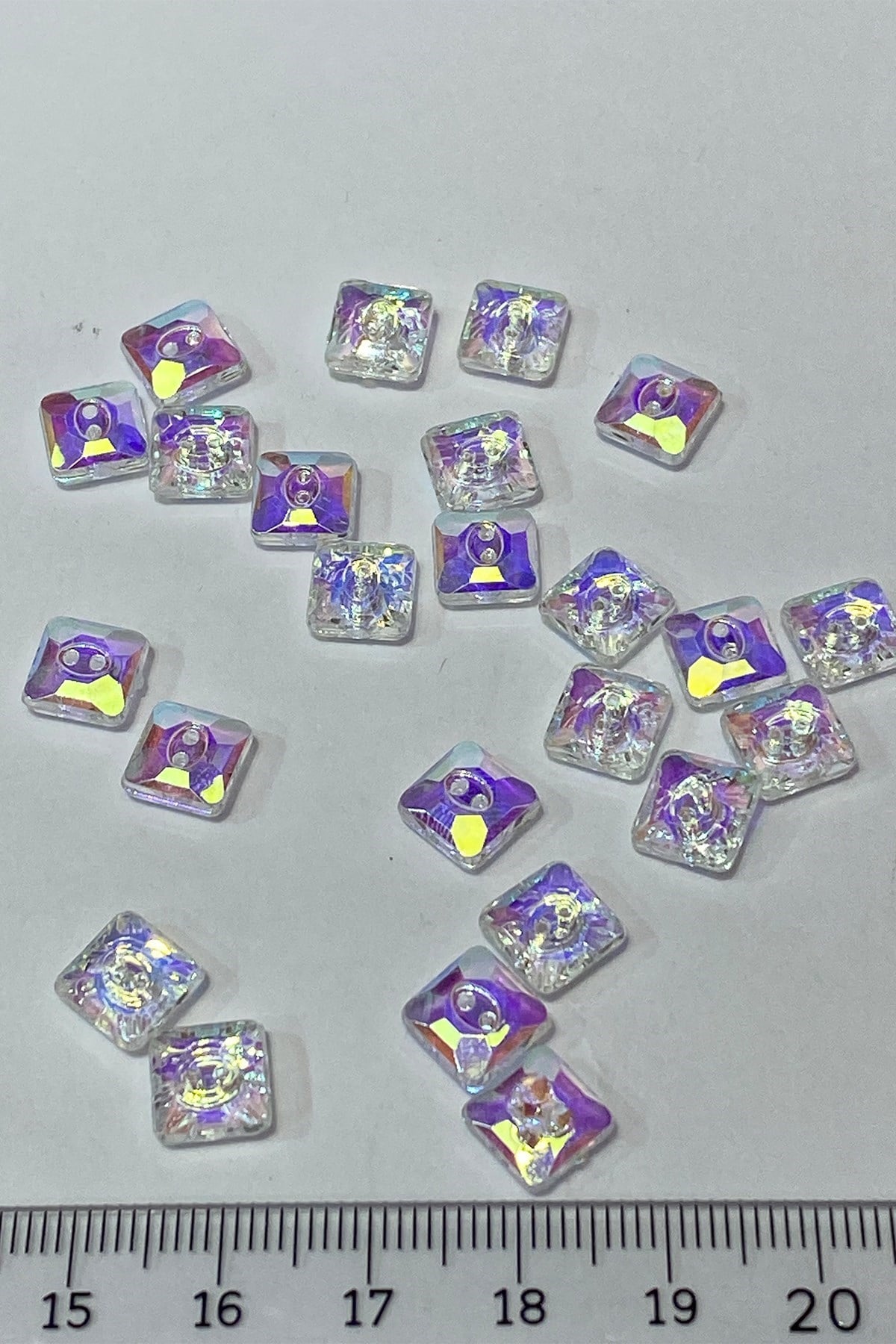 Janjanlı Küçük Kare Plastik Delikli Düğme 10 Adet