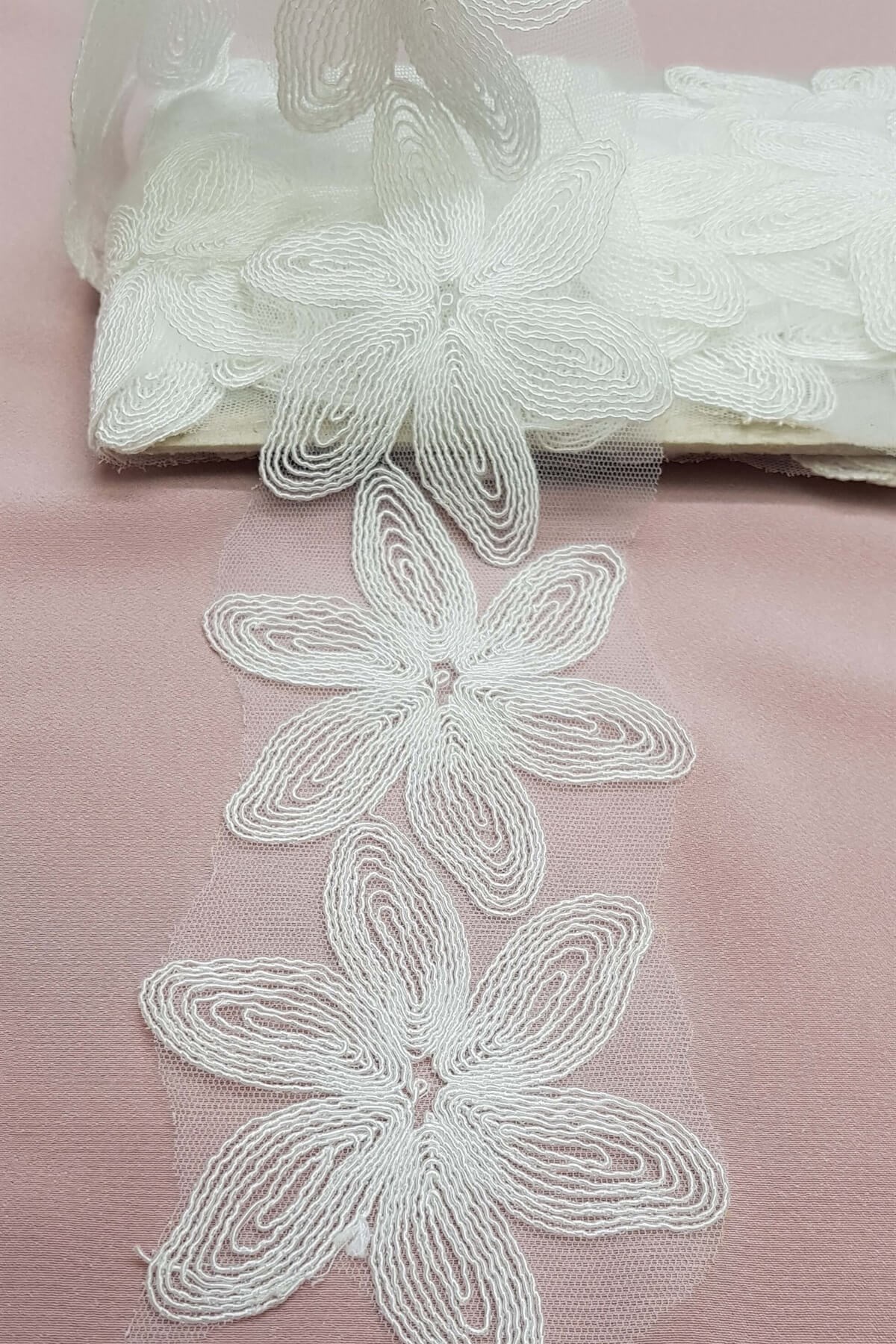 Kırık Beyaz Çiçek Model  Güpür Dantel