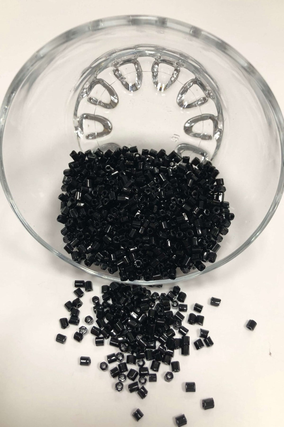 Siyah İri Kesme Boncuk (2-2,5mm)