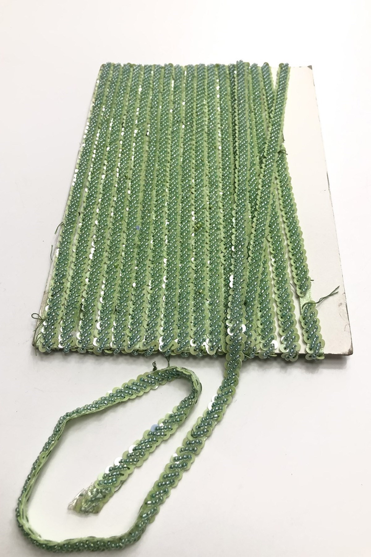 Yonca Yeşili Boncuk İşlemeli Şerit 1 cm