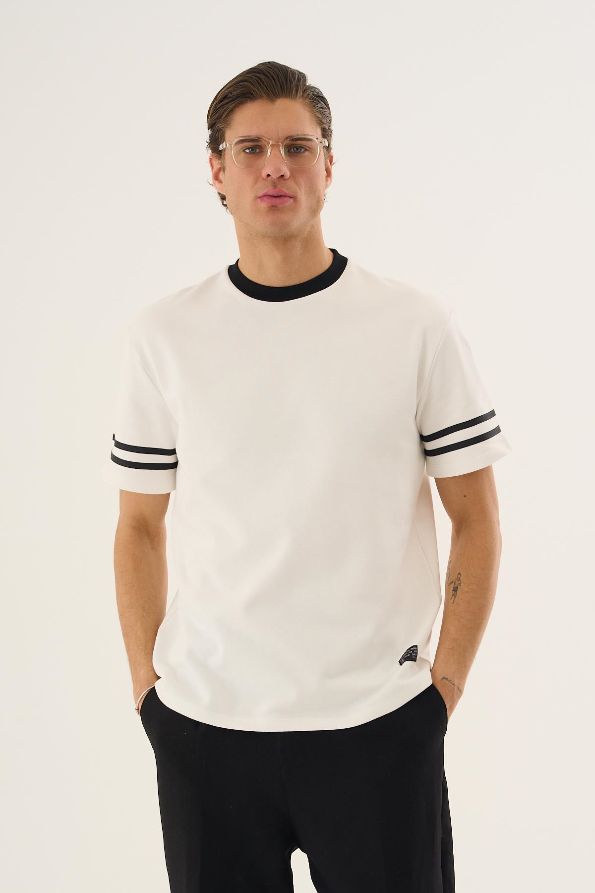 Şerit Detaylı Kontrast Yaka Basic T-Shirt