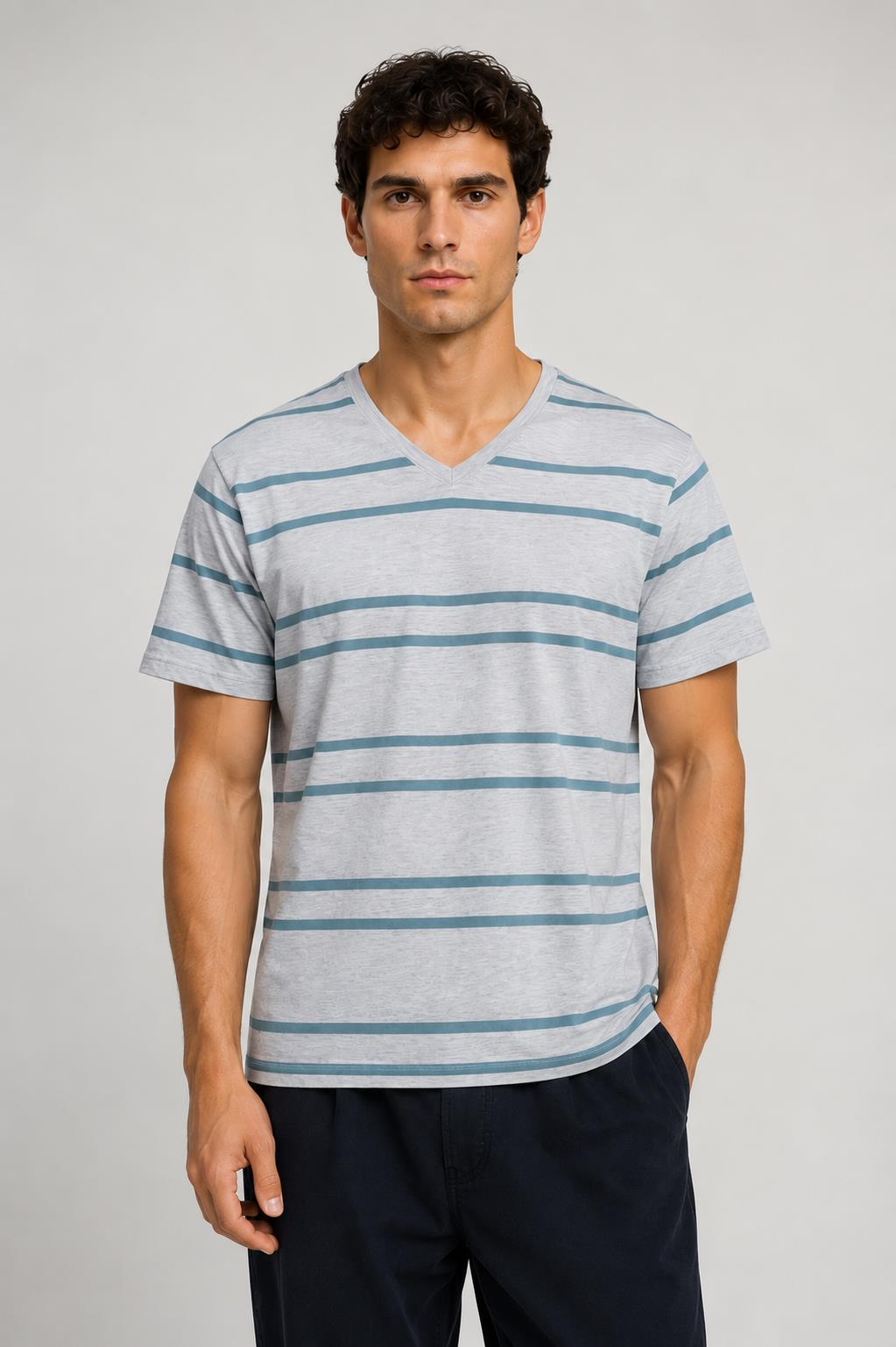 V Yaka Çizgili T-Shirt