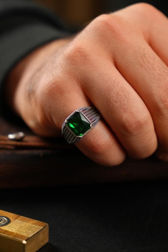 Handcrafted Elegant Design Green Stone-set Silver Ring