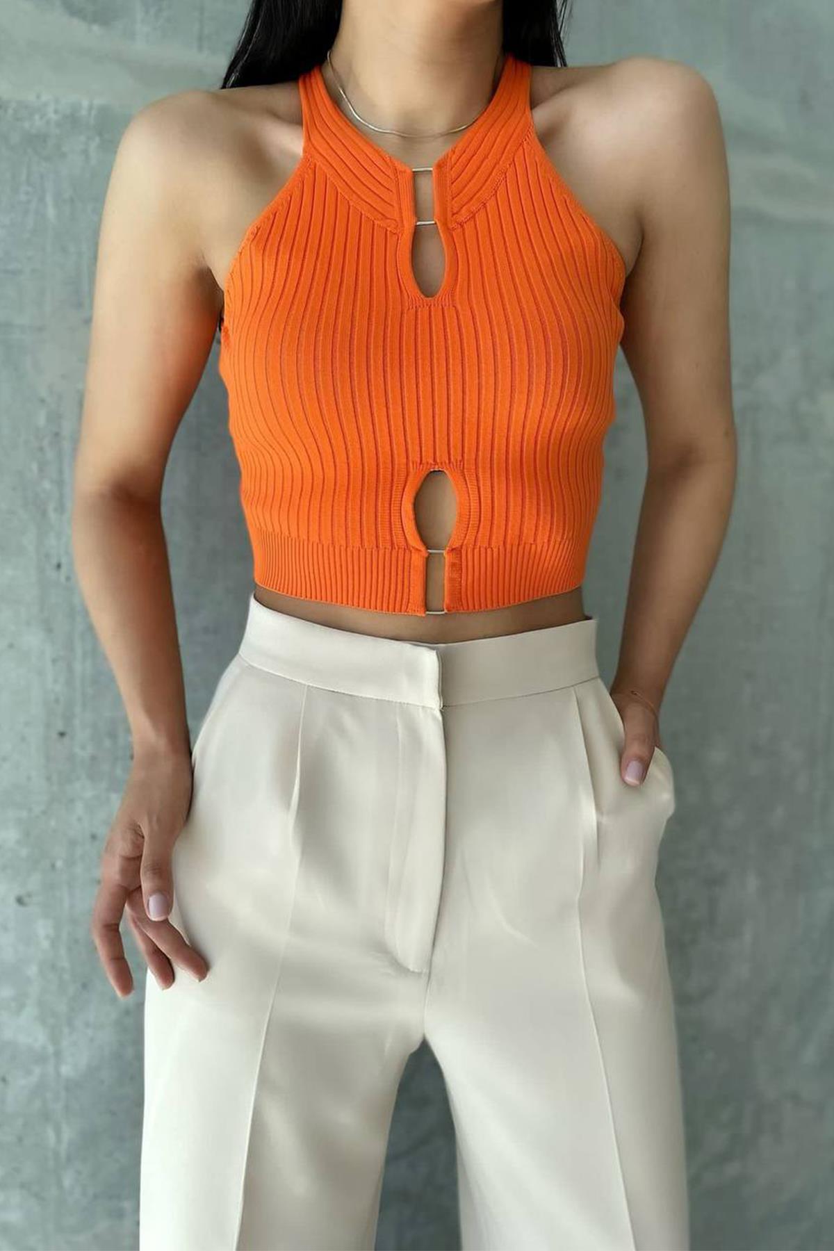 BÖSIGER SPORTLER MIT VORDERKRAGEN