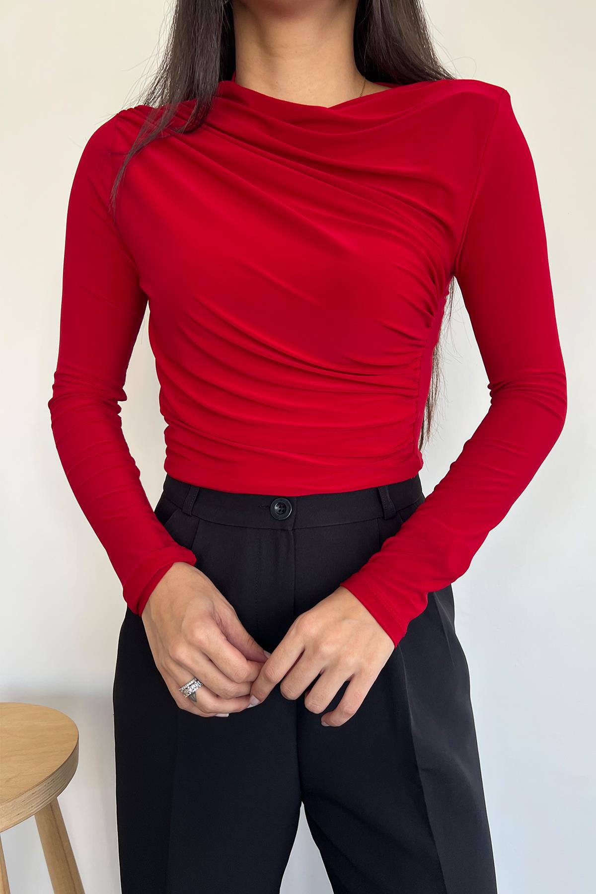 ÇAPRAZ BÜZGÜLÜ CROP BLUZ KIRMIZI