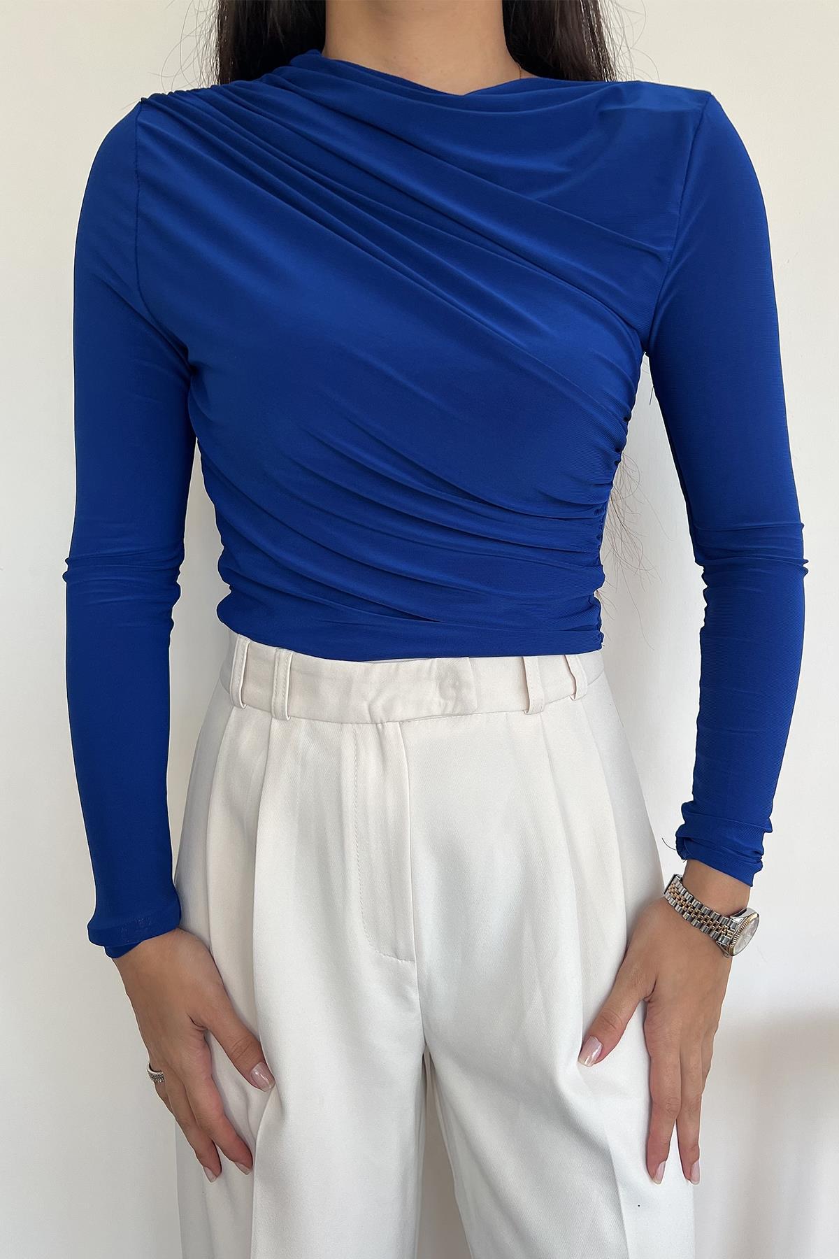 ÇAPRAZ BÜZGÜLÜ CROP BLUZ SAKS