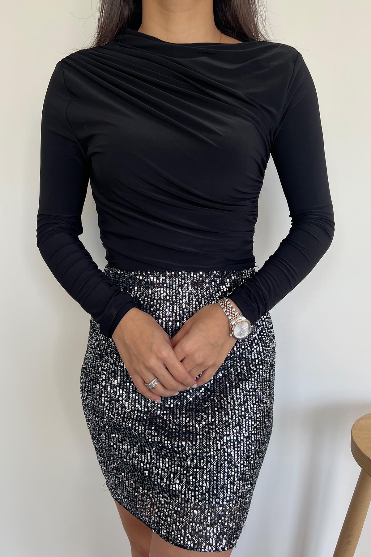 ÇAPRAZ BÜZGÜLÜ CROP BLUZ SİYAH