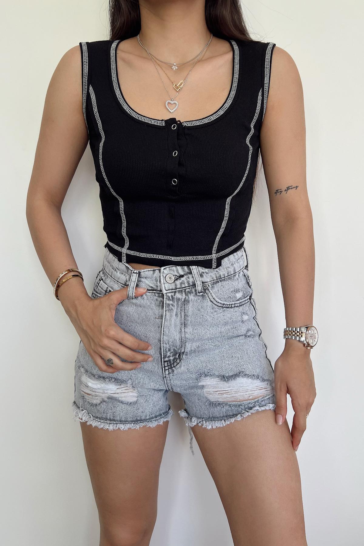 بلوزة بتفاصيل خطية