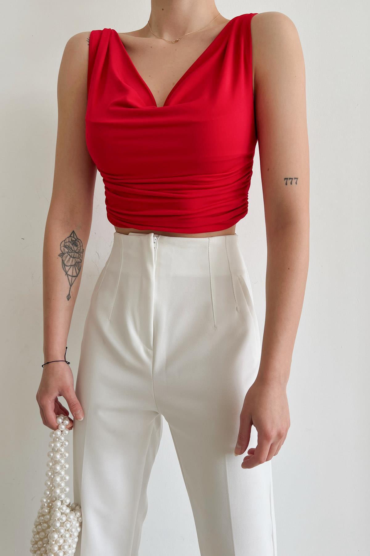 HEMDBLUSE MIT ABGESTIMMTEM KRAGEN