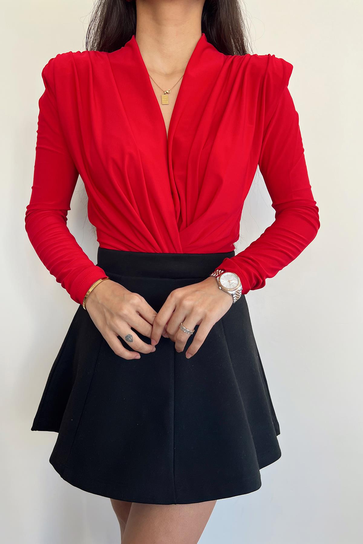 OMUZLARI VATKALI ZIBIN BLUZ KIRMIZI