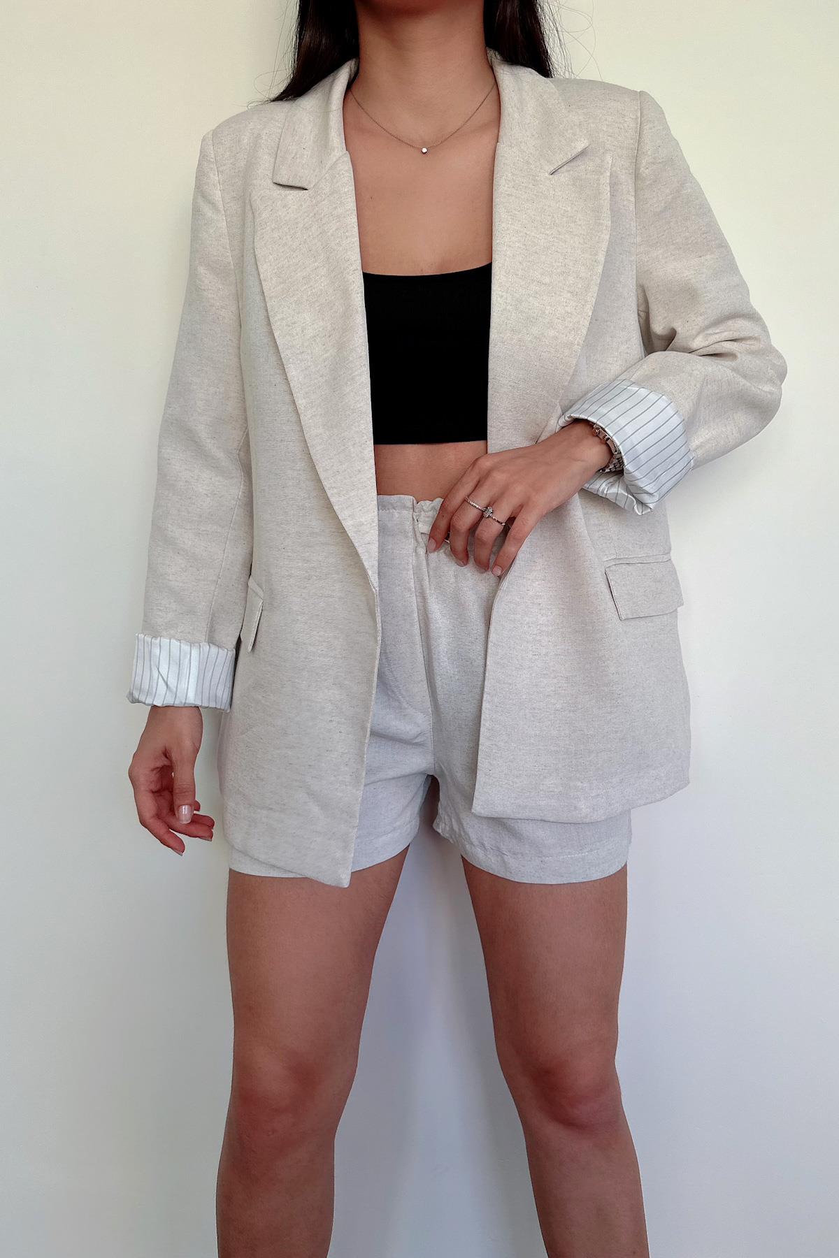 سترة من الكتان المبطن والمخطط