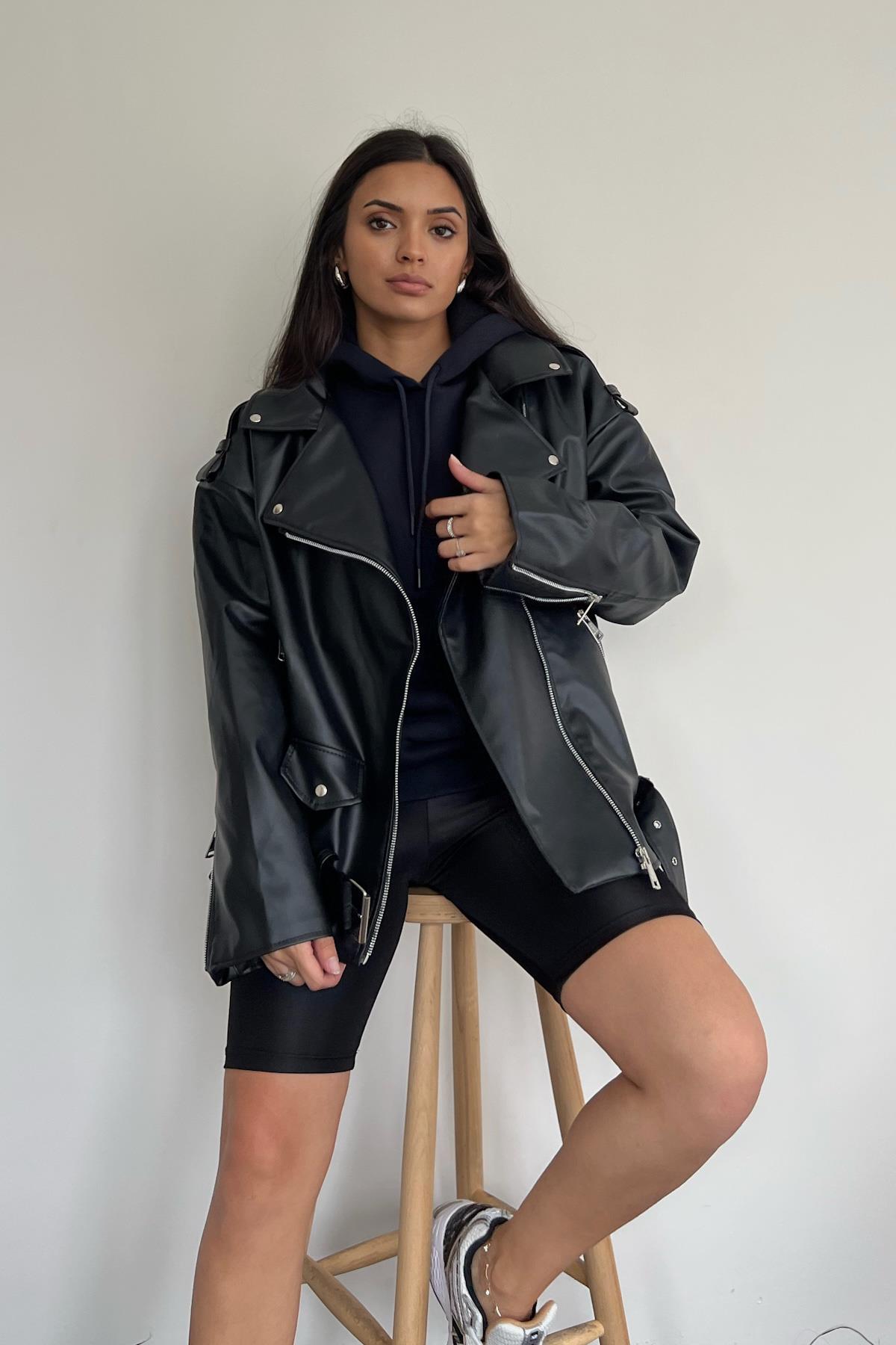 OVERSIZE-JACKE IN MITTELGRÖSSE