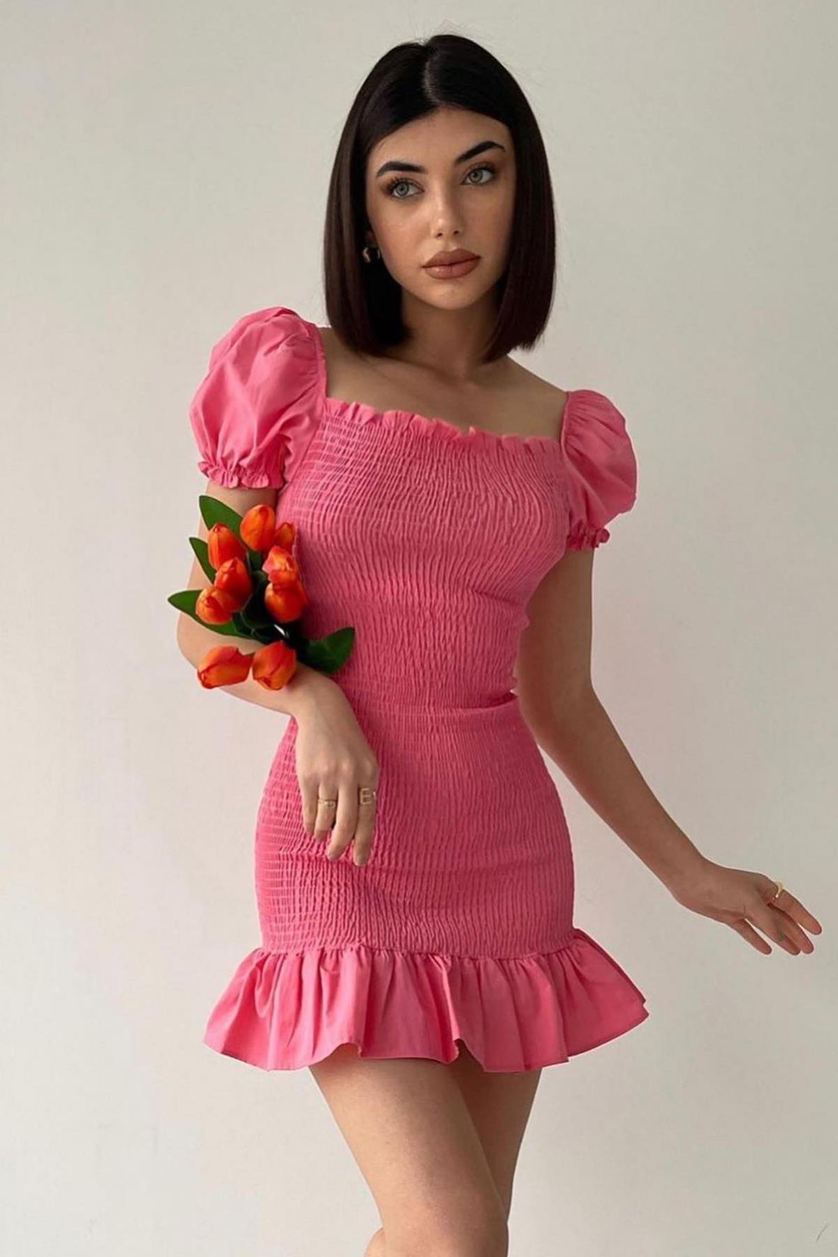 DETAILLIERTES GIFF-KLEID MIT RÜSCHEN