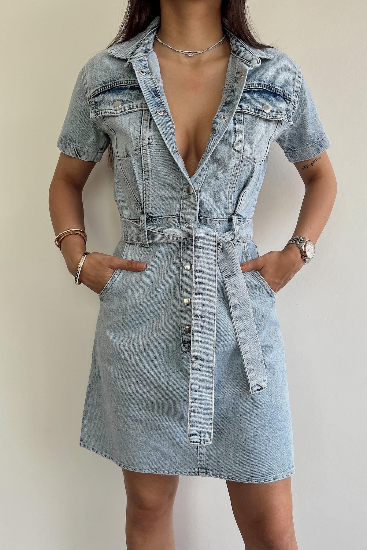 ДЖИНСОВОЕ ПЛАТЬЕ С ПОЯСОМ НА ПУГОВИЦАХ