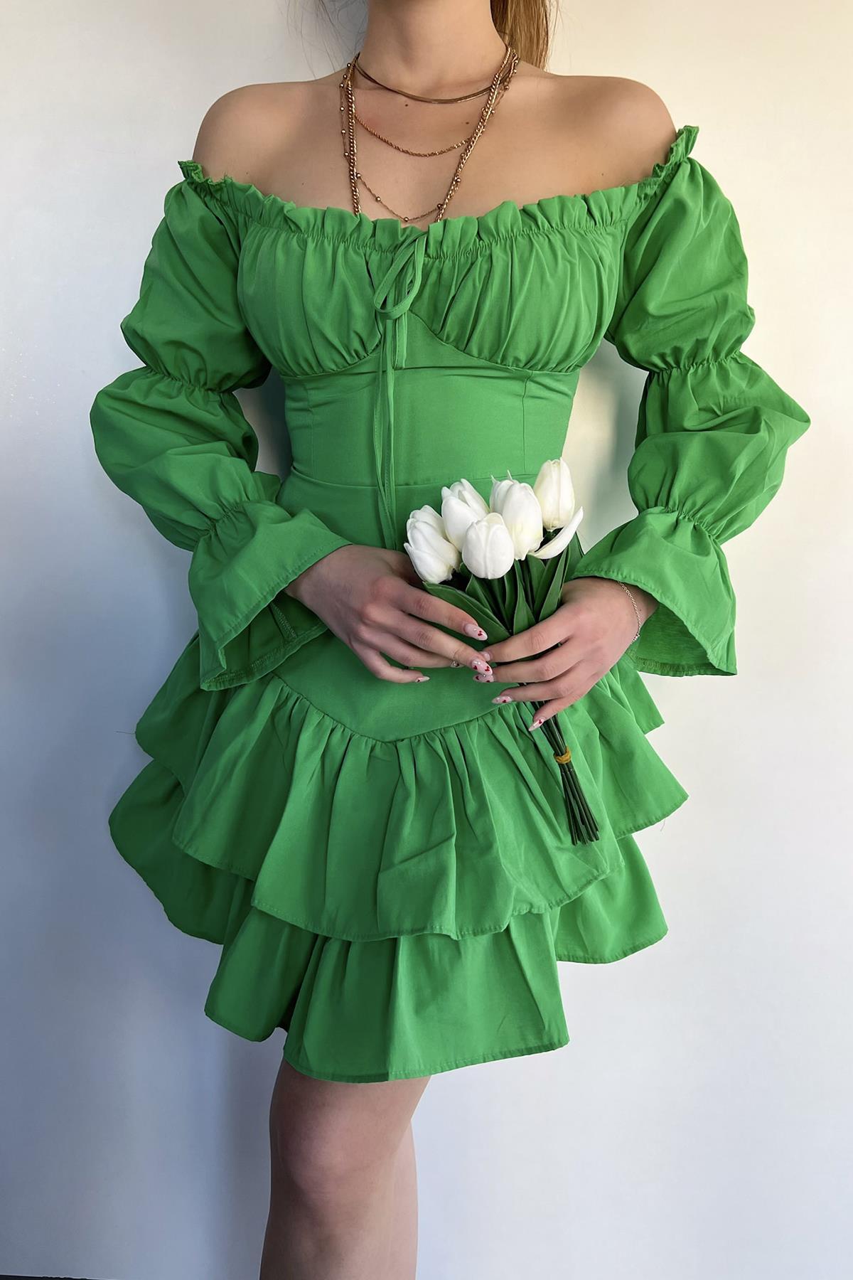 RÜSCHENKLEID MIT MADONNA-KRAGEN