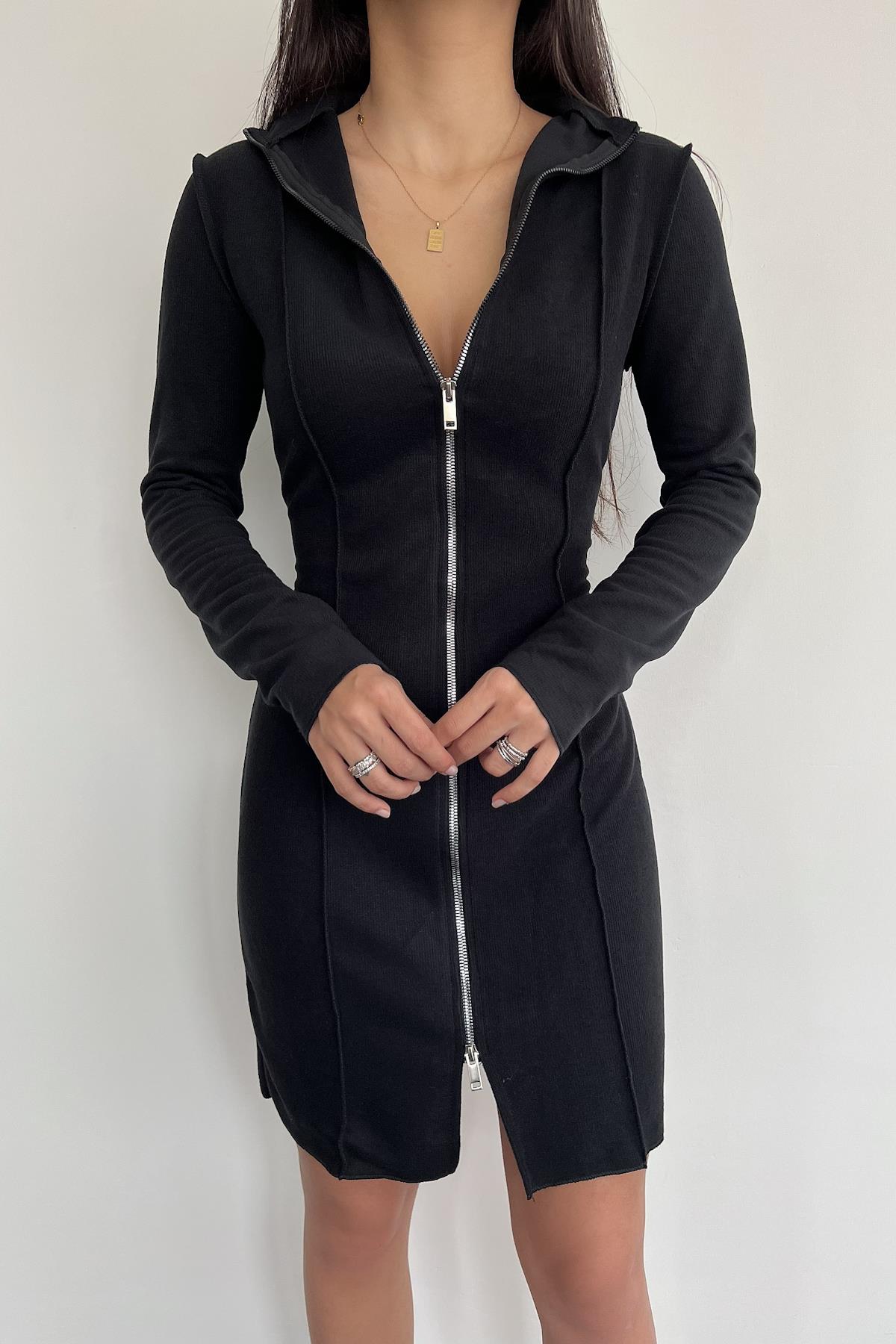 ÖNDEN FERMUARLI MİDİ BOY ELBİSE SİYAH