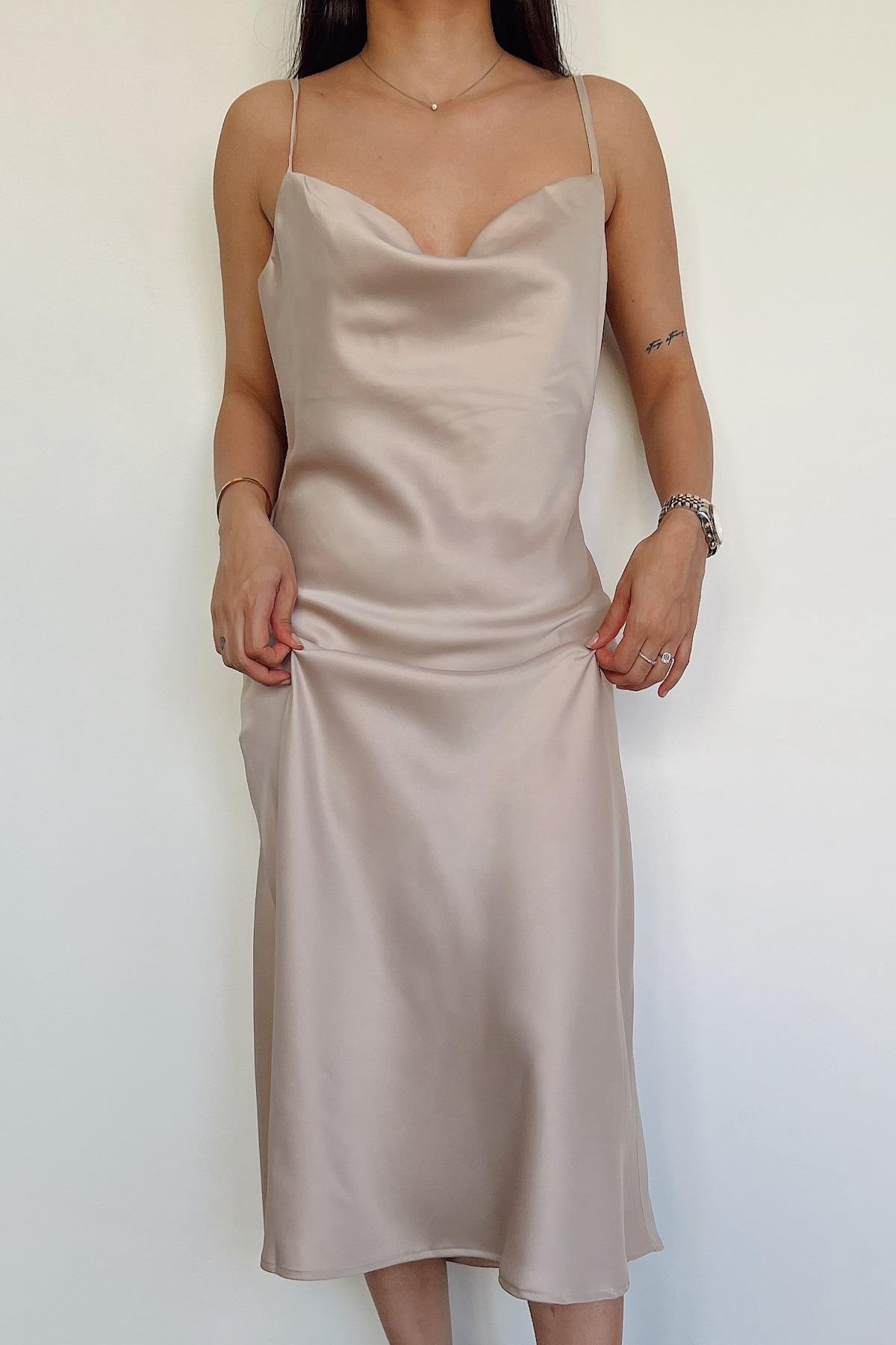 KLEID AUS REINEM SATIN