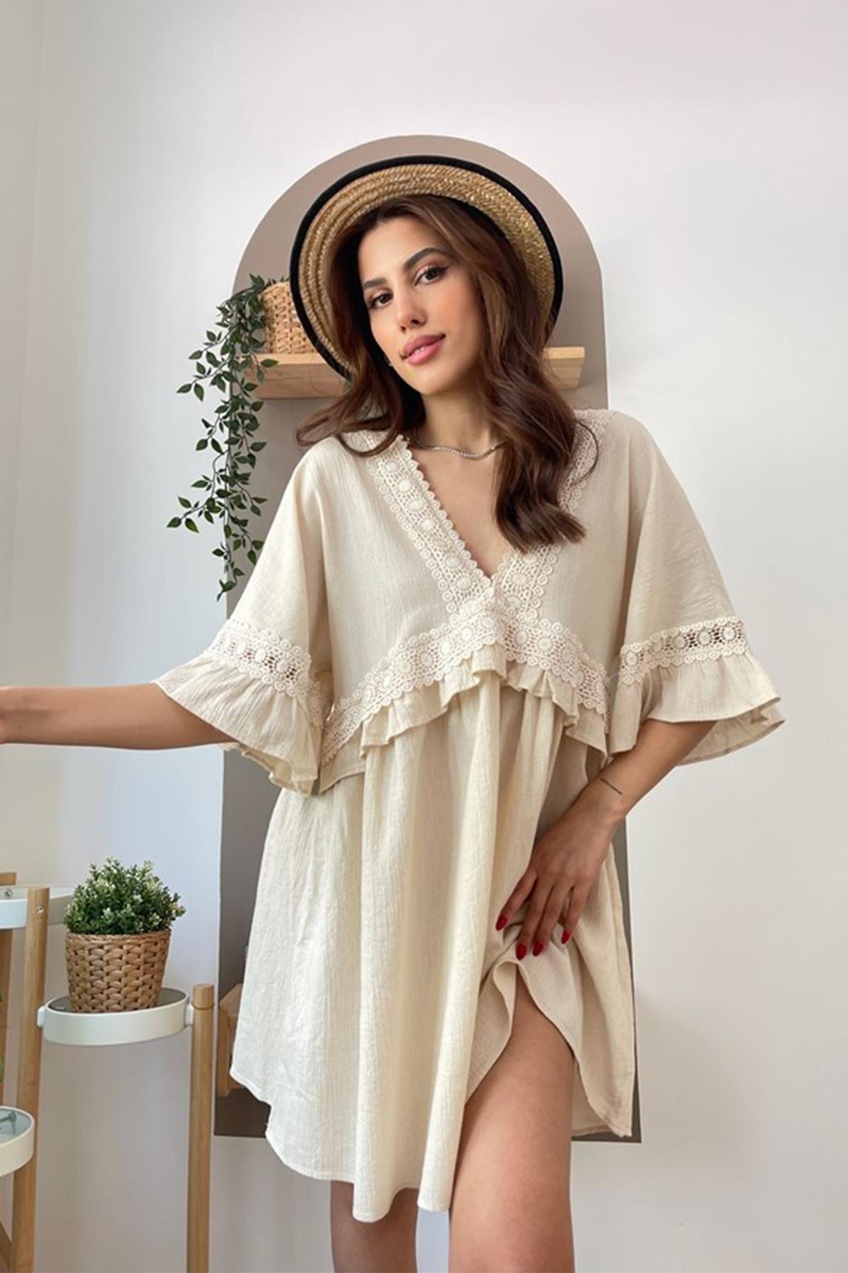 KLEID AUS SPITZE MIT DEM KRAGEN RÜCKEN