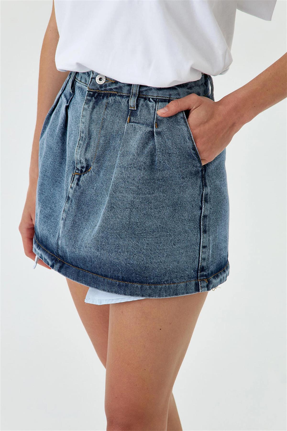 تنورة قصيرة من الدنيم بتفاصيل جيوب