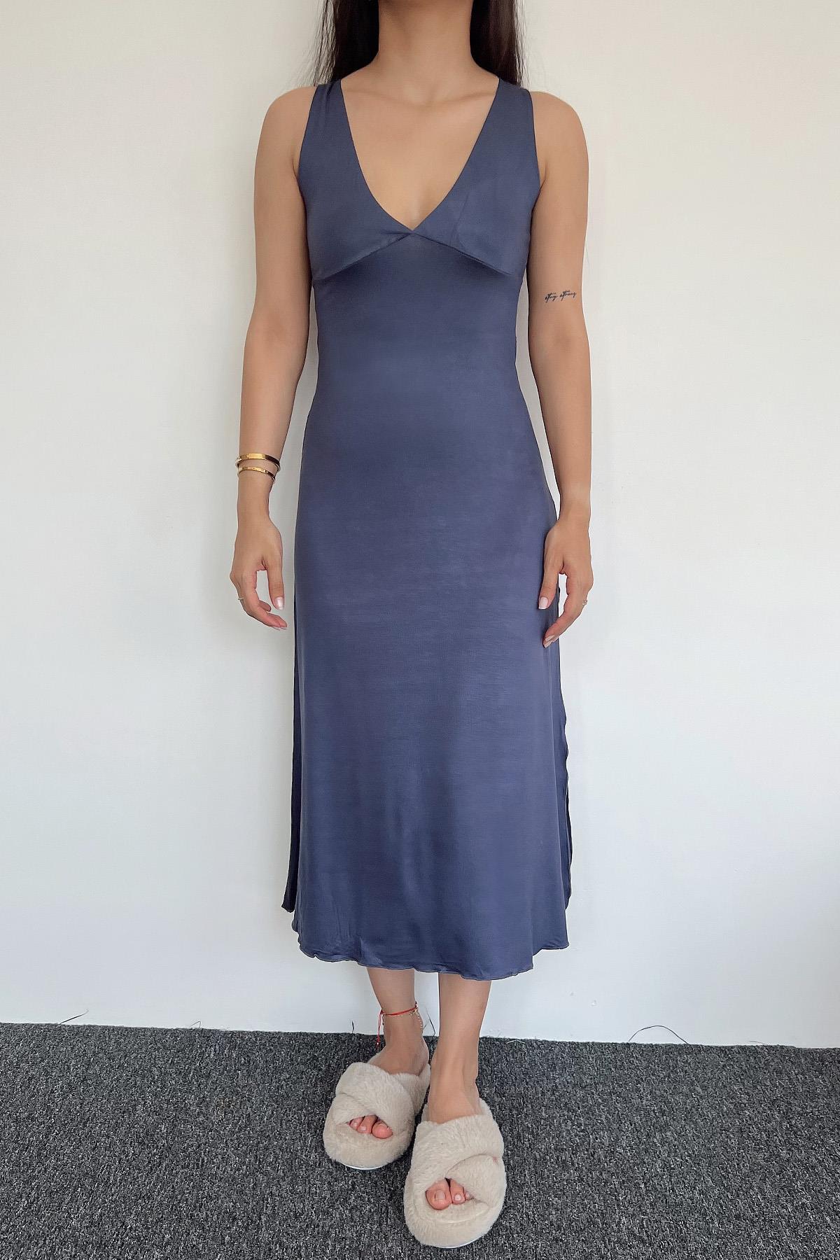 Göğüs ve Sırt Dekolteli Dantelli Yırtmaçlı Kalın Askılı Gecelik LACİVERT