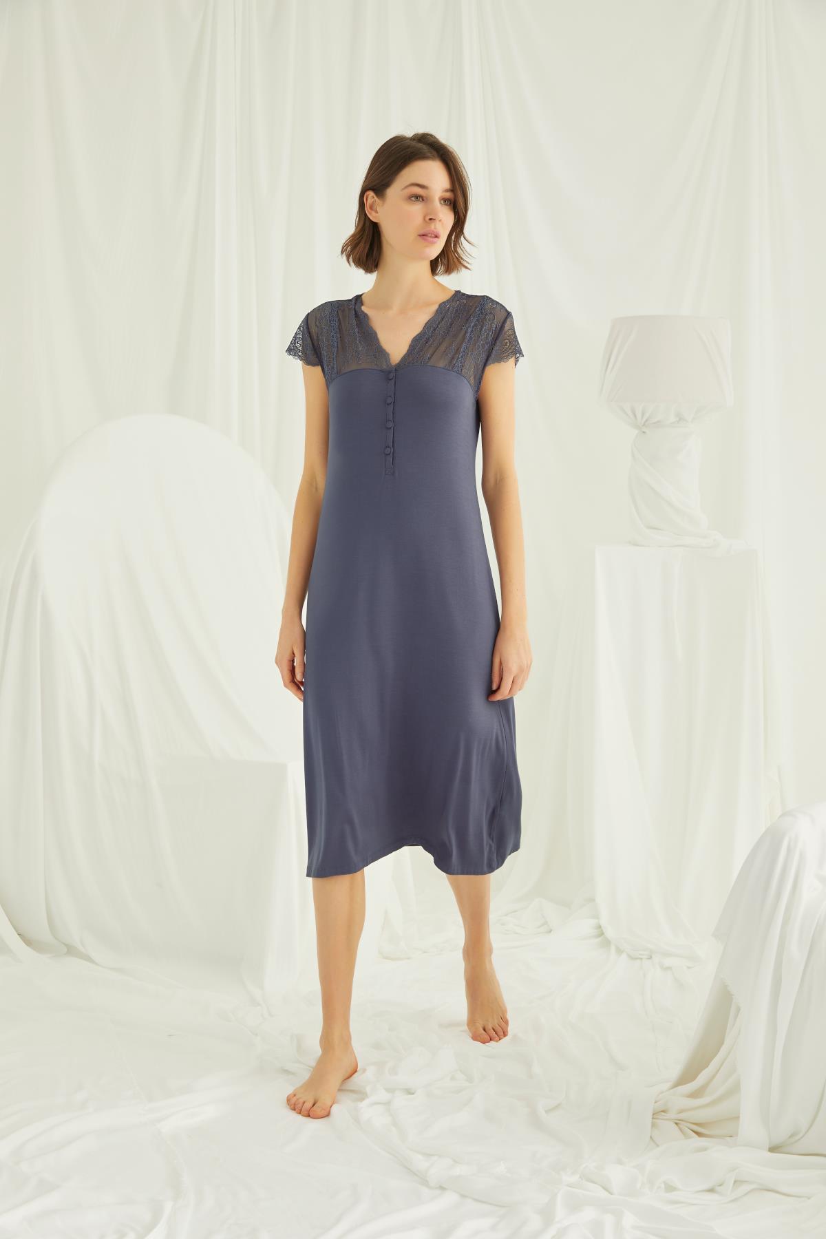 Kolu Omzu ve Yakası Dantelli Önü Düğmeli Gecelik LACİVERT