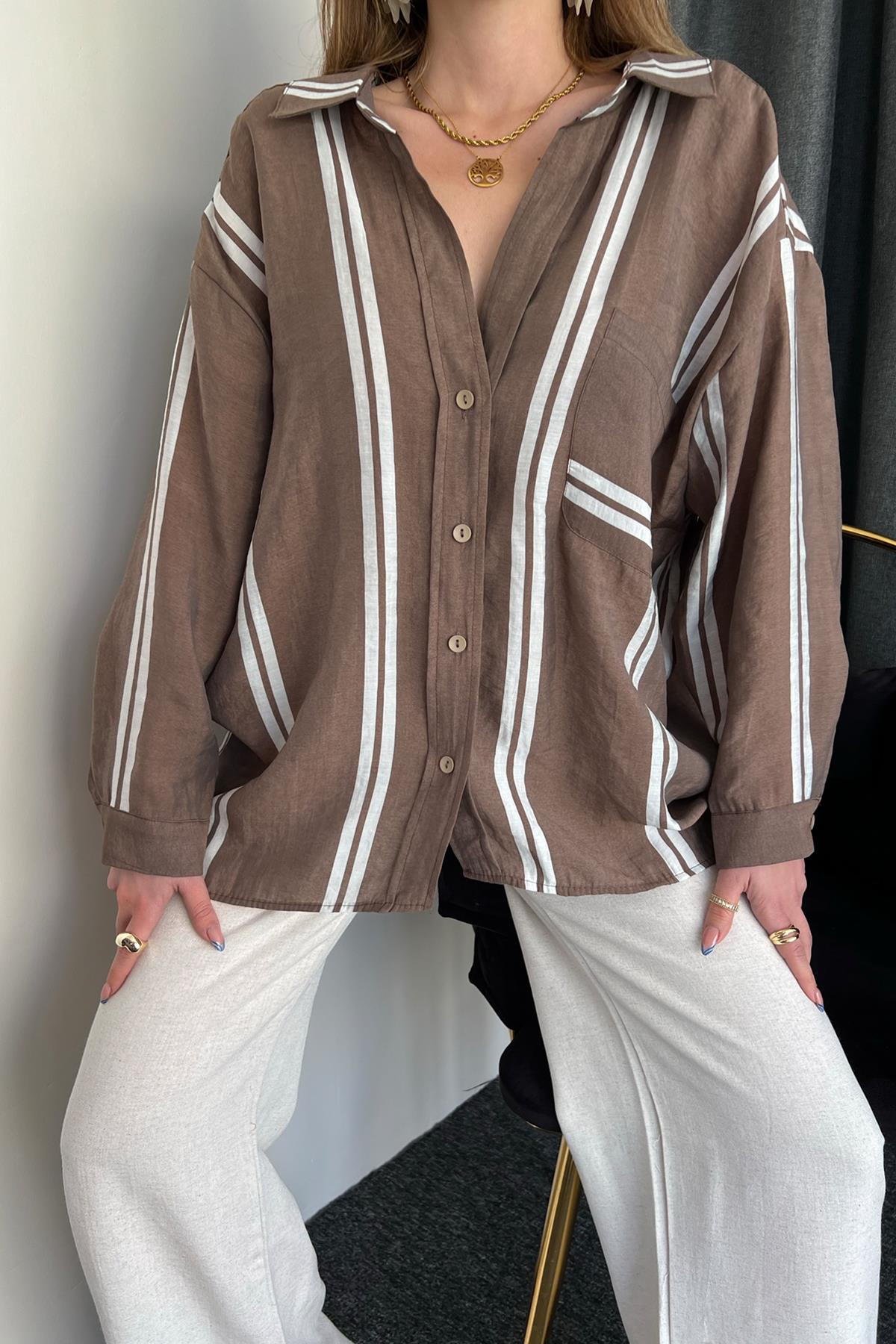 قميص مخطط كبير الحجم