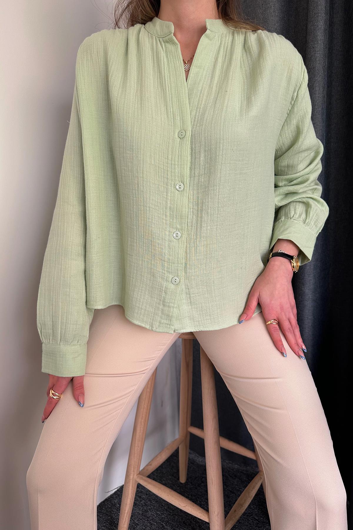 قميص كتان بياقة القاضي