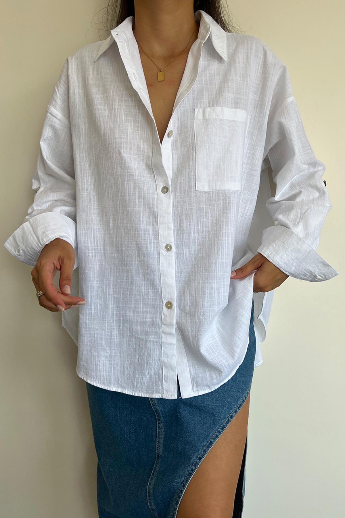 DETAILLIERTES LEINENHEMD MIT ÄRMELN